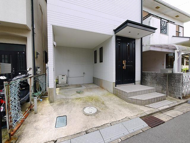 小泉町若和様邸の駐車場