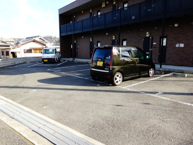 アンプルールクラージュサピエンスの駐車場