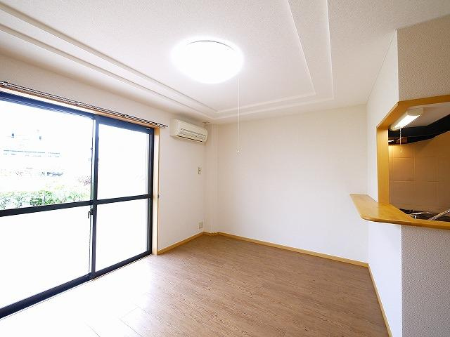 グリーンヒルＴ・Ｙの居間・リビング|こちらの居間で趣味の時間をお楽しみください