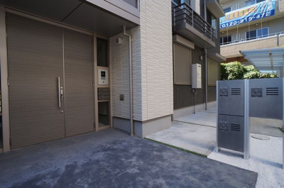 【エントランス】 | 【シャーメゾン】タオルミーナ | 宅配BOXもあります！