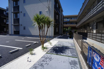 【その他共用部分】 | 【シャーメゾン】タオルミーナ | エントランスに続く通路もおしゃれ♪