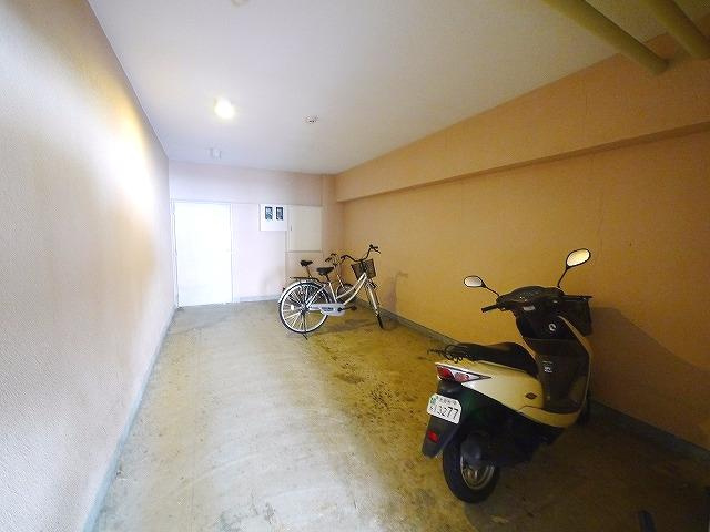 アネシス学園前のその他共用部分|風雨から大切な自転車を守ってくれる駐輪場