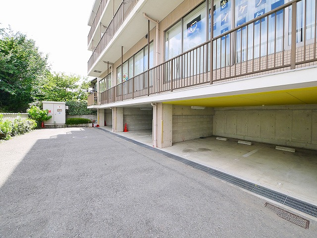 アネシス学園前の駐車場|駐車場完備です