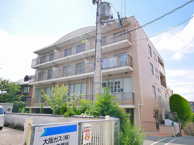 アネシス学園前の外観|落ち着いた雰囲気の外観です