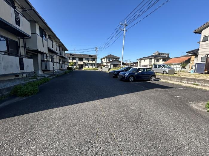 クレールパストラルN棟の駐車場