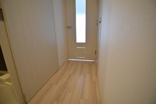 リーサ・ボニートのトイレ|ドア下部にペットのとおり扉あります。