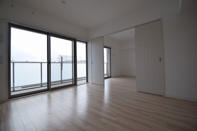 リーサ・ボニートの内装|大きな窓から光がたくさん入ります。