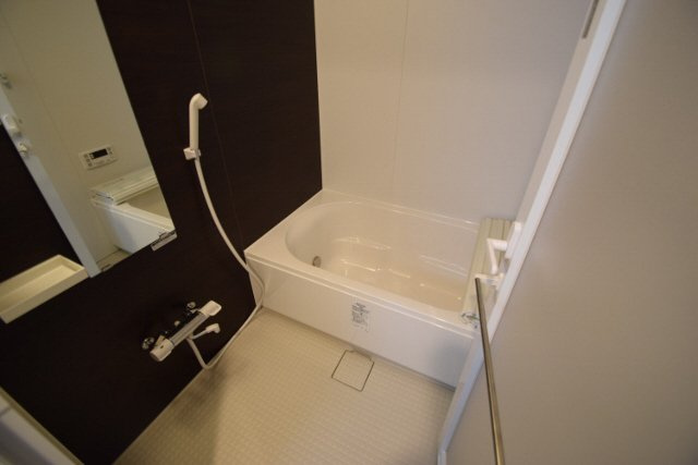 リーサ・ボニートの浴室|壁にアクセントがありオシャレなお風呂です。