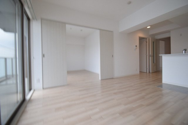 リーサ・ボニートの居間・リビング|窓が大きく明るいリビング