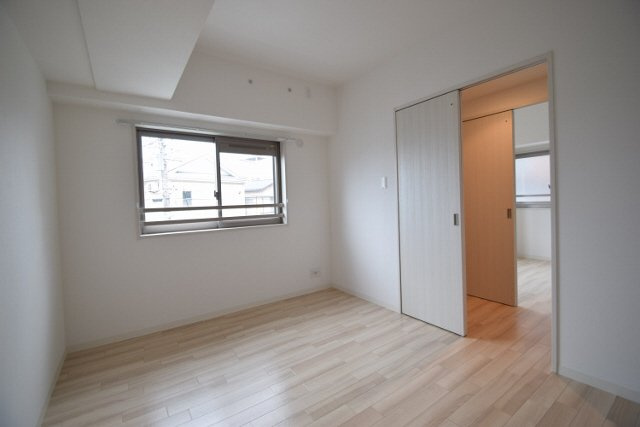 リーサ・ボニートの居間・リビング|中６帖洋室