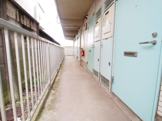 【その他共用部分】 | マンション日美３　1Fは、全8戸。扉の外側は、全戸ターコイズで統一されています。