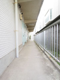 【その他共用部分】 | マンション日美３　角部屋の106号室側からエントラスに向かって。