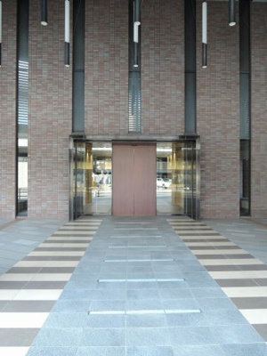 【エントランス】 | ロイヤルタワー横浜鶴見 | 京浜急行線「京急鶴見」駅徒歩1分！JR京浜東北線「鶴見」駅徒歩1分の2線2駅利用可能の好立地！