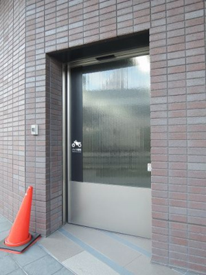 【その他共用部分】 | ロイヤルタワー横浜鶴見 | バイク置場入口