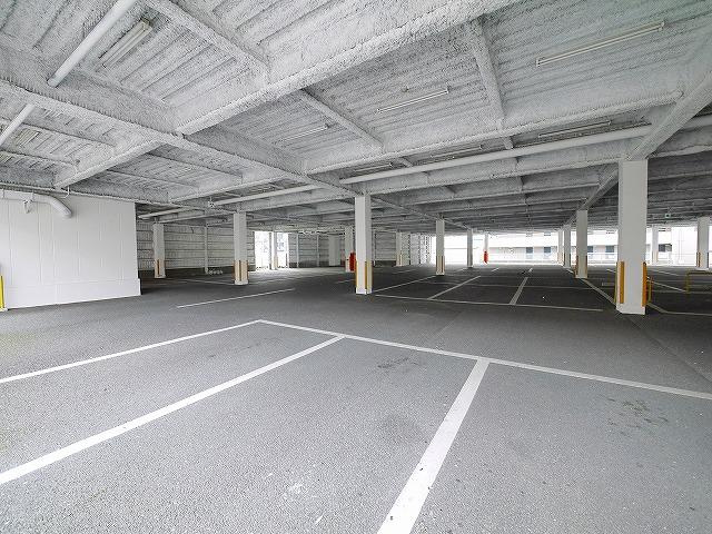 南生駒貸店舗の駐車場|駐車場付き