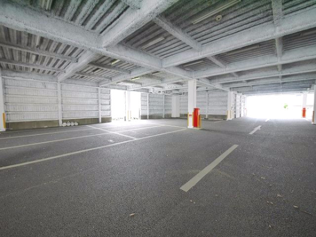 南生駒貸店舗の駐車場|駐車場完備