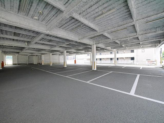南生駒貸店舗の駐車場|広々とした駐車場完備