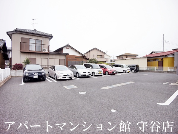 ガードナー百合ヶ丘の駐車場