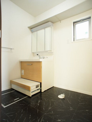 【独立洗面台】 | ラフィーネⅠ・Ⅱ | 小さなお子様に便利！洗面台の下から踏み台が出てきます♪