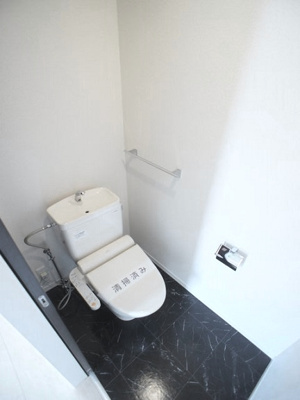 【トイレ】 | ラフィーネⅠ・Ⅱ | 温水洗浄暖房便座機能付きです♪