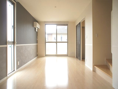 【居間・リビング】 | ラフィーネⅠ・Ⅱ | 日当たり良好！快適に過ごせるエアコン付きです♪