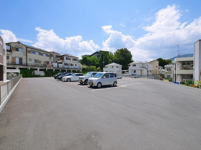 Ｐoire東生駒の駐車場