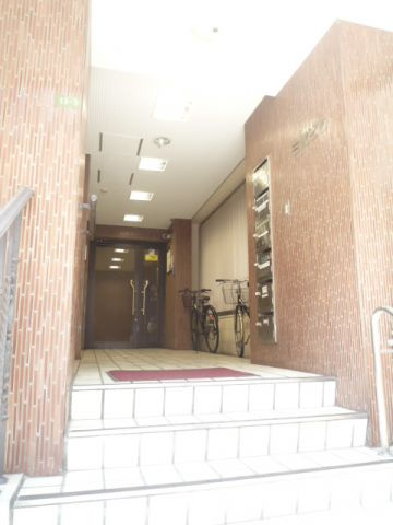 三富ビルのエントランス