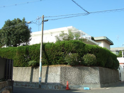 【外観】 | 菊谷町貸戸建 | 少し高台のため日当り、眺望良好です。道から一段上がっておりますので周りの目線も気になりません。