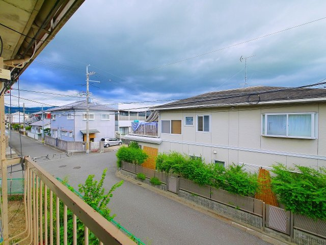 若草荘A棟のバルコニー|バルコニーはございませんが、こちらで洗濯物が干せますよ。