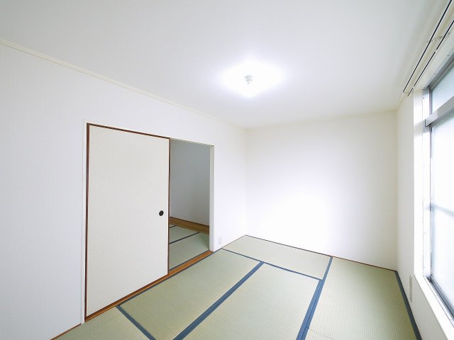 若草荘A棟の和室|畳の上でゆっくりとくつろげる和室です