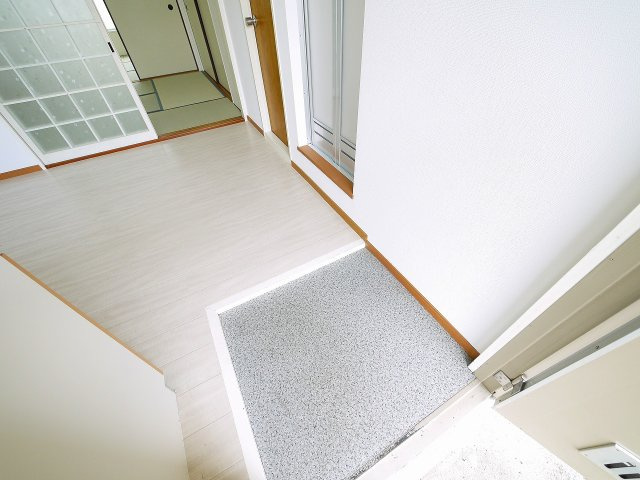 若草荘A棟の玄関|シンプルで使いやすい玄関です