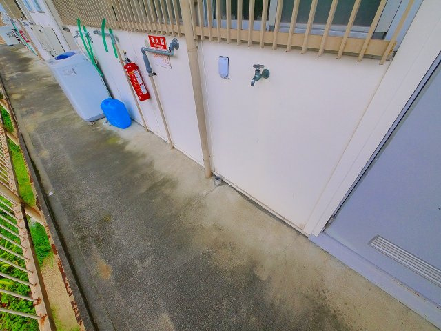 若草荘A棟のその他|玄関の横に洗濯機置き場がございます。
