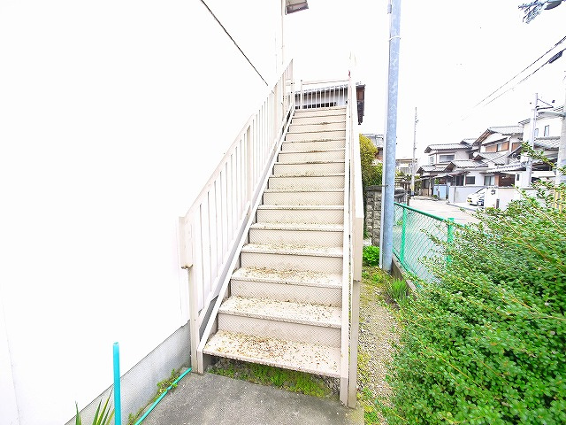 若草荘A棟のエントランス|共用階段