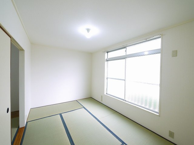 若草荘A棟の寝室|明るい和室です。