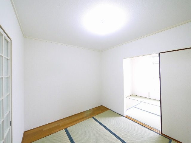 若草荘A棟の和室|和室ならではの温かな和の空間で寛ぎの時間を過ごせます