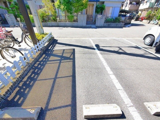 ビィラージュ一条Cの駐車場