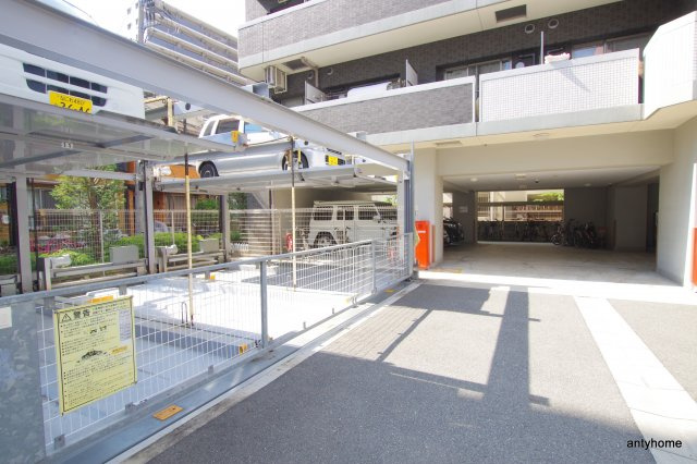 レジュールアッシュ梅田レジデンス　仲介手数料無料の駐車場
