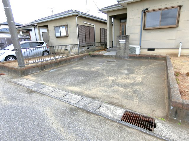 金中貸家の駐車場