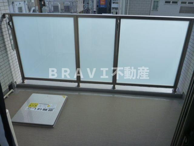 アーバネックス心斎橋Ⅱ　BRAVI不動産のバルコニー|【アーバネックス心斎橋Ⅱ】バルコニーからの眺めを楽しみながら食事をしませんか