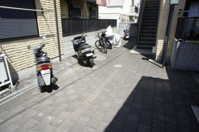 【駐車場】 | ゆかりハイツA棟 | うれしい無料のバイク置き場があります。