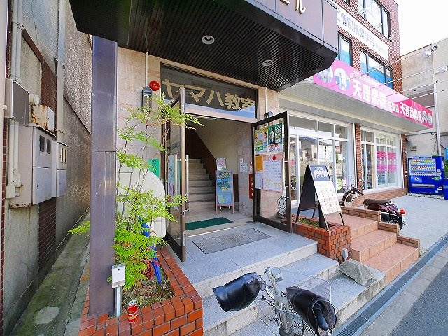 公健ビルのエントランス