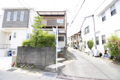 【前面道路含む現地写真】 | 宇治市伊勢田町大谷　中古戸建 | 角地で陽当・通風良好のオール電化住宅です。