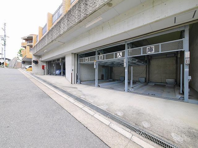ふぁみ～ゆ生駒壱番館の駐車場|駐車場に車を止められます