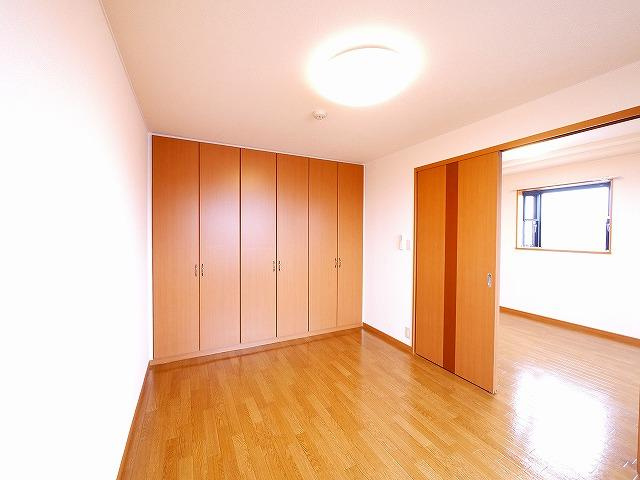 オーエム八千代北の洋室|扉が両開きで開放的なお部屋です