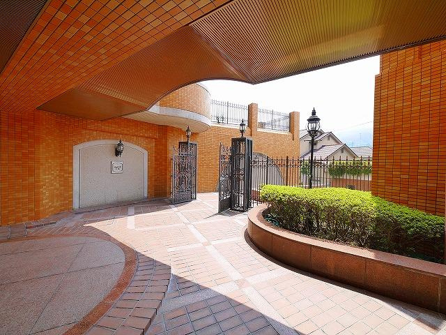 ふぁみ～ゆ生駒壱番館のエントランス