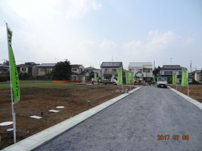 【前面道路含む現地写真】 | さいたま市緑区三室/大型分譲売地全6区画 | さいたま市緑区近辺での最新物件情報：大好評のあの物件「さいたま市緑区三室/大型分譲売地」。通勤や通学のときの道のりが楽になりやすい平坦地です。