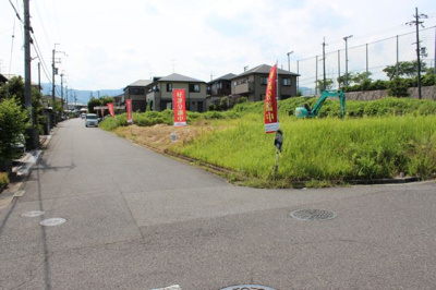 【周辺】 | 大津市仰木の里東5丁目　新築 | 分譲地全体の南側道路を東側から