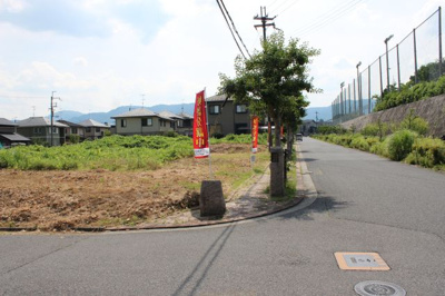 【前面道路含む現地写真】 | 大津市仰木の里東5丁目　新築 | 分譲地前面道路を東側から