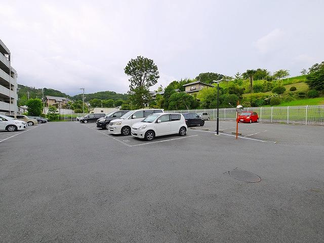 ラウンドコート富雄の駐車場