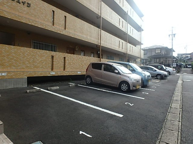 パインハイツの駐車場